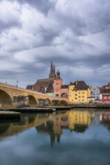 Steinerne Brück in Regensburg am Abend im Regen