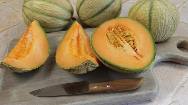 morceaux de melon sur une table