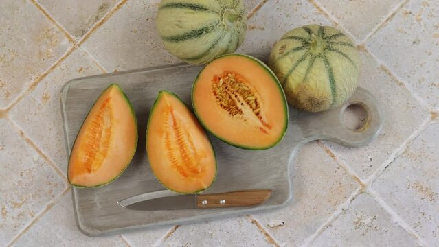 morceaux de melon sur une table