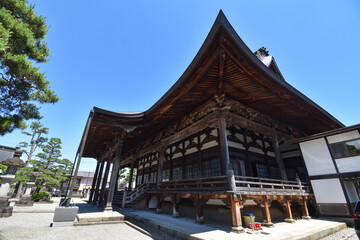 Naklejka premium 飛騨古川の三寺参りのお寺の1つで飛騨最大の木造建築物の本光寺の本堂