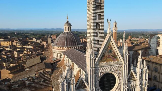 Magische Drohnenaufnahme der Siena-Kathedrale bei Abendd&auml;mmerung