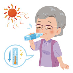 水分補給をするシニア女性