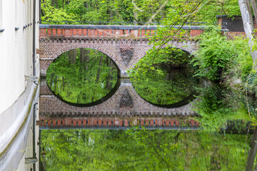 Doppelbogen-Steinbrücke über einem Schloßgraben