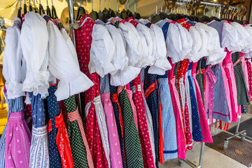 Tracht in Bayern: Dirndl, typisch alpenländische Kleider dür Frauen, bunte Auswahl im Geschäft beim Shopping, Einkauf für die Münchner Wiesn