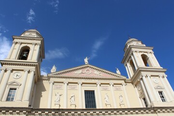 Fototapeta na wymiar Porto Maurizio: Der Klassizistische Dom von San Maurizio wurde 1781 bis 1832 von dem Architekten Gaetano Cantone errichtet und ist die größte Kirche Liguriens (Italien).