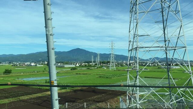 東海道新幹線の車窓。神奈川県伊勢原付近。大山と水田の風景。