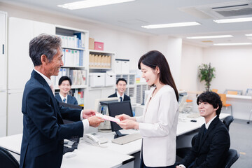 職場でお祝いをもらう女性社員