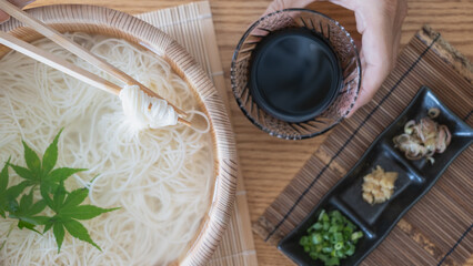 木桶に入った和食の素麺・そうめんを食べる