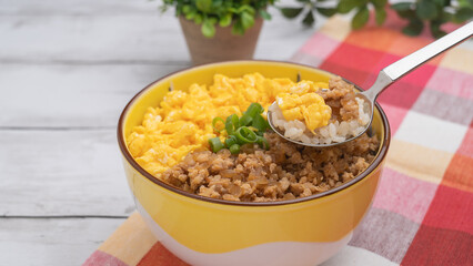 和食の二色丼　イメージ｜鶏そぼろ・炒り卵の丼ぶり