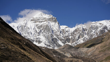 Fototapeta na wymiar Enchanting Himalayan Horizons: Snow-Capped Peaks and Breathtaking Landscapes