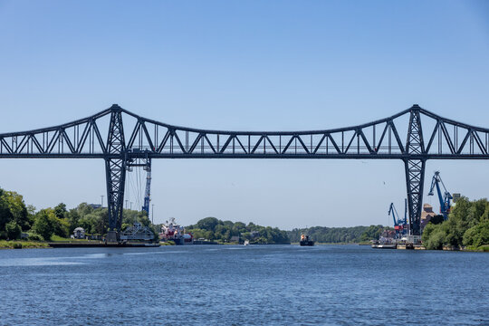 Rendsburger Hochbr&uuml;cke &uuml;ber den Nord Ostsee Kanal mit Schwebef&auml;hre