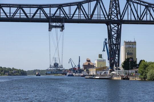 Rendsburger Hochbr&uuml;cke &uuml;ber den Nord Ostsee Kanal mit Schwebef&auml;hre