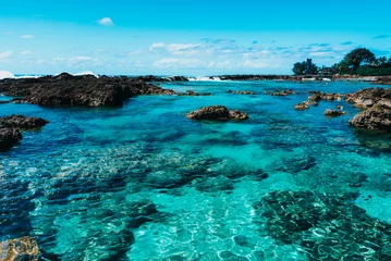 Fototapeten Blue water of a lagoon on Hawaii shore © Yggdrasill