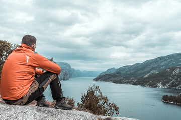Wanderer schaut auf einen Fjord in Norwegen