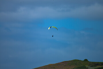 Parachute ascensionnel dans le ciel nuageux