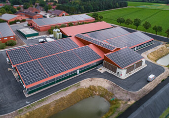 Luftbild - Neuer Tierwohlschweinestall mit PV - Anlagen auf den Dach - Energiekonzept.