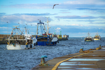 Chalutiers quittant le port