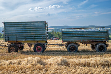 Trailer - Field - Combine Harvester © Max Peikert