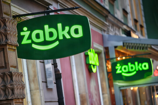Żabka. Baner reklamowy dużego sklepu marketu sieciowego Żabka