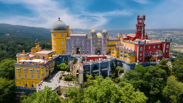 Drohnenfoto des pr&auml;chtigen Schlosses Sintra an einem lebhaften Tag