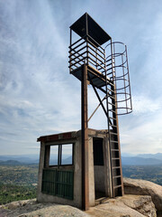 Antigua caseta de vigilancia contra incendios forestales.