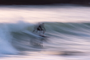 Vision artistique de la sensation de vitesse d'un surfeur glissant sur une vague