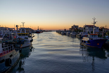 Fototapeta premium Coucher de soleil sur le port de Fiumicino en Italie