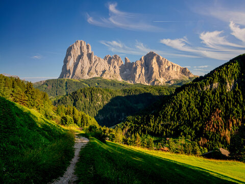 Sassolungo e Sassopiatto visti dalla Val Gardena, Alto Adige, Dolomiti, Italia