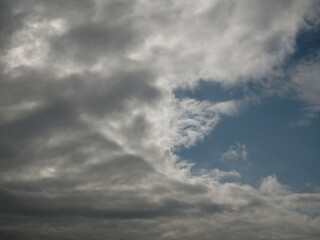 Ciel nuageux et couvert en été