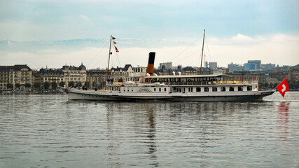 Bateau de croisière à vapeur dans la rade de Genève