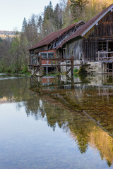 Fototapeta na wymiar Ancienne bâtisse en bois au bord d'une rivière