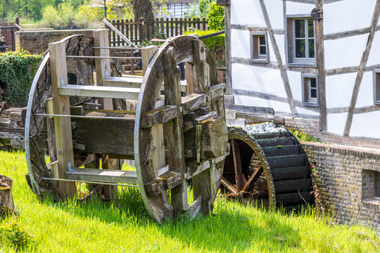 Das alte und neue Wasserrad der T&uuml;schenbroicher M&uuml;hle in Wegberg