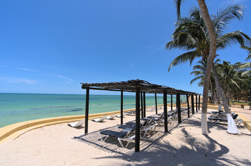 View of the horizon from tropical beach at luxury hotel resort (Merida, Mexico) - obrazy, fototapety, plakaty