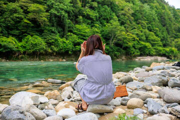 川を眺める女の子