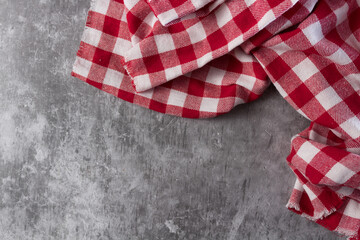 Obraz premium Red and white tablecloth on concrete table
