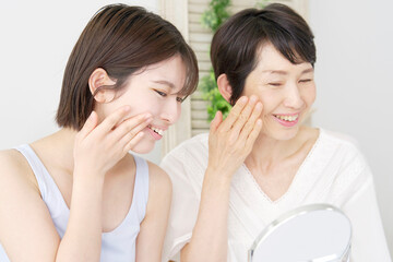 スキンケアのアドバイスを娘にする母親