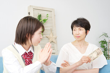 母親にお小遣いをねだる女子高生