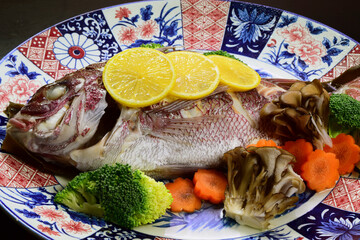 伝統の日本料理　真鯛の酒蒸し温野菜添え