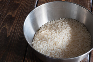 新鮮な白米。炊飯前の生米。