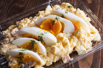 たまごサラダの上のゆで卵。