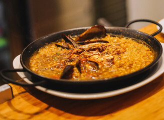 Tipica paella valenciana con arroz, pollo y marisco