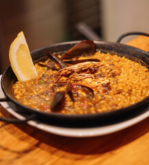 Tipica paella valenciana con arroz, pollo y marisco