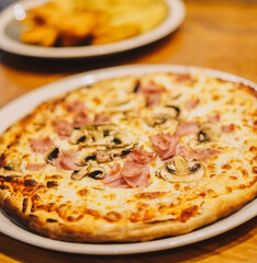 Pizza italiana casera con ingreientes naturales