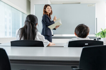 学習塾の講師と生徒　Lecturer and student at cram school