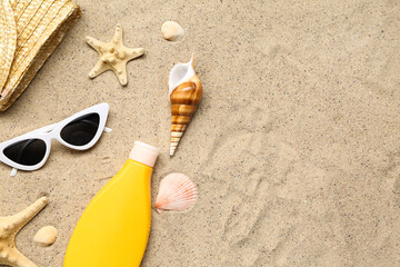 Sunglasses with wicker bag, starfishes and bottle of sunscreen cream on sand - obrazy, fototapety, plakaty