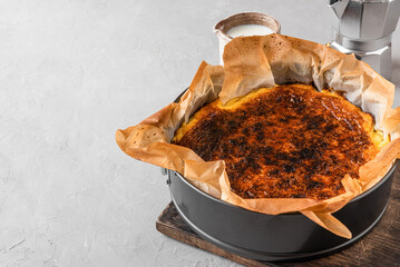 Obraz premium Freshly bake basque burnt cheesecake San Sebastian in baking dish on white background