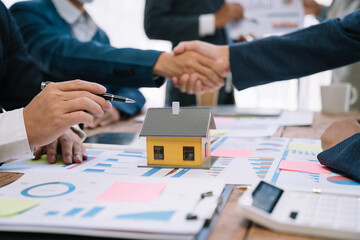 Businessmen shake hands after agreeing to start a new project successfully.
