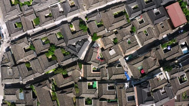 여름날 한국 서울 북촌한옥마을의 한옥을 드론으로 탑뷰촬영하다가 틸트업한다.