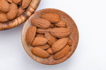 Porcja orzechów,  migdały brązowe na białym tle