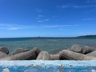 沖縄の青い空と海